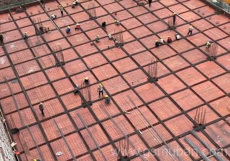 一張建筑紅模板樣品，促成合作案例